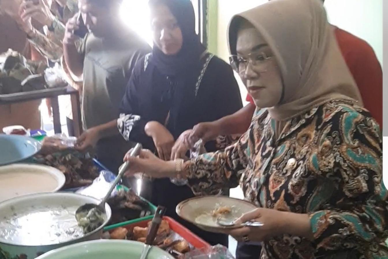 Pengunjung Warung Makan Sederhana Di Sukoharjo Ini Dibuat Kaget