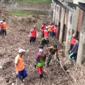 Antisipasi Banjir, Sampah Sungai Siluwur Dibersihkan