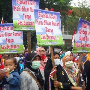Foto-Foto Demo Warga Terdampak Bau PT RUM di Gedung DPRD