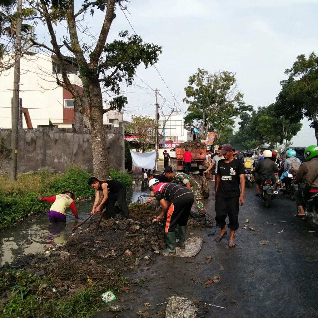 Penuh Sampah, Warga Bersama TNI Bersihkan Saluran Irigasi