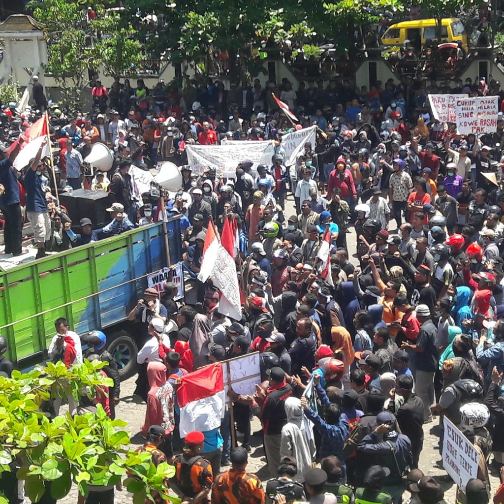 Ribuan Warga Demo Tuntut PT RUM Ditutup