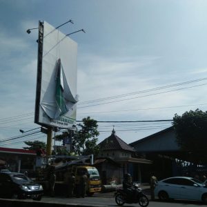 Baliho Bergambar Ketua Umum Partai Diturunkan Panwaskab