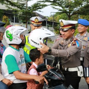 Ops Keselamatan Candi, Satlantas Bagi-Bagi Helm dan Suvenir