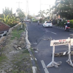 Jalan Makin Ambles, Talud Jembatan Bacem Mulai Diperbaiki