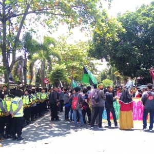 Mahasiswa Blokade Jalan Depan Polres Sukoharjo, Tuntut Bebaskan Aktivis Penolak PT RUM