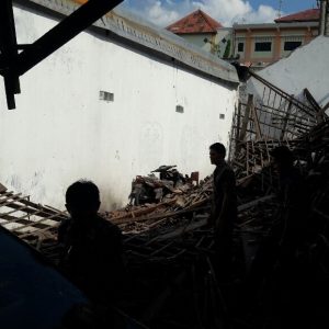 Proses Bangun Gedung DPRD Baru, Atap Garasi Runtuh Tidak Diperbaiki