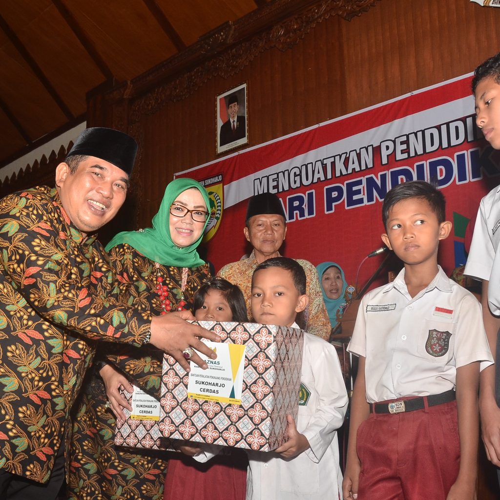 Guru dan Kepala Sekolah Berprestasi Diberi Penghargaan