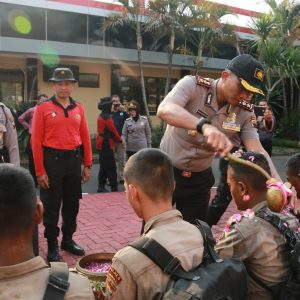 11 Anggota Baru Polres Dikukuhkan Dengan Disiram Air Kembang