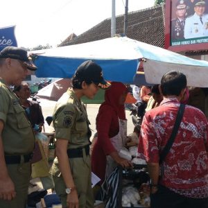 Pedagang Oprokan Pasar Tanjungrejo, Gatak Ditertibkan Satpol PP