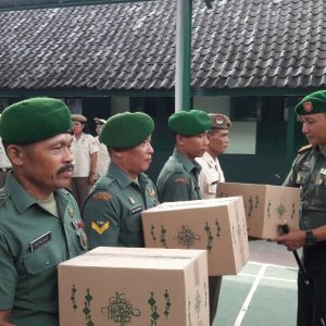 Anggota TNI Terima THR dari Kasad, Diserahkan oleh Dandim