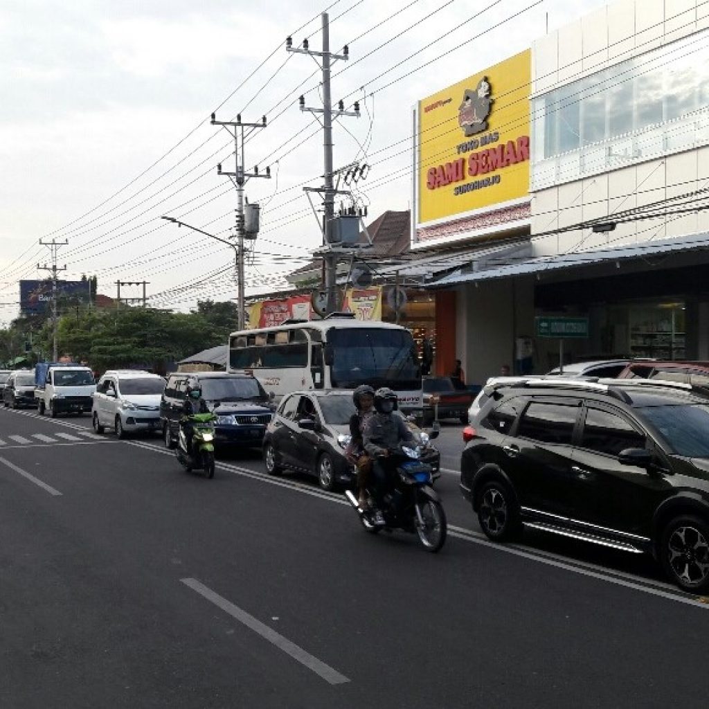 Jelang Petang, Arus Mudik Padat Merayap di Perkotaan