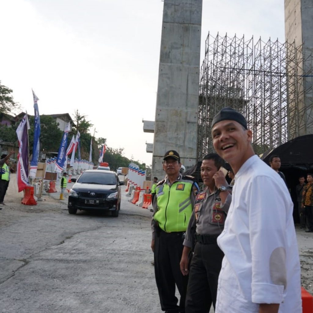 Ganjar Cek Tanjakan Kali Kenteng, Bantu Polisi Ingatkan Pemudik