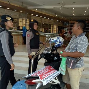 Ini Jadinya Jika Polwan Bersenjata Datangi Pasar dan Pertokoan