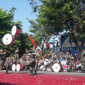 Drumband Akpol Semarang Meriahkan Kirab HUT Sukoharjo ke-72