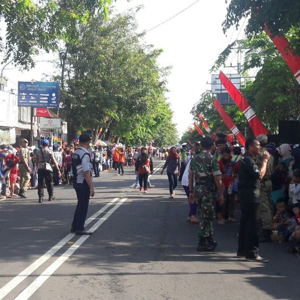 Kirab HUT Meriah, Warga Padati Jalan di Sepanjang Rute