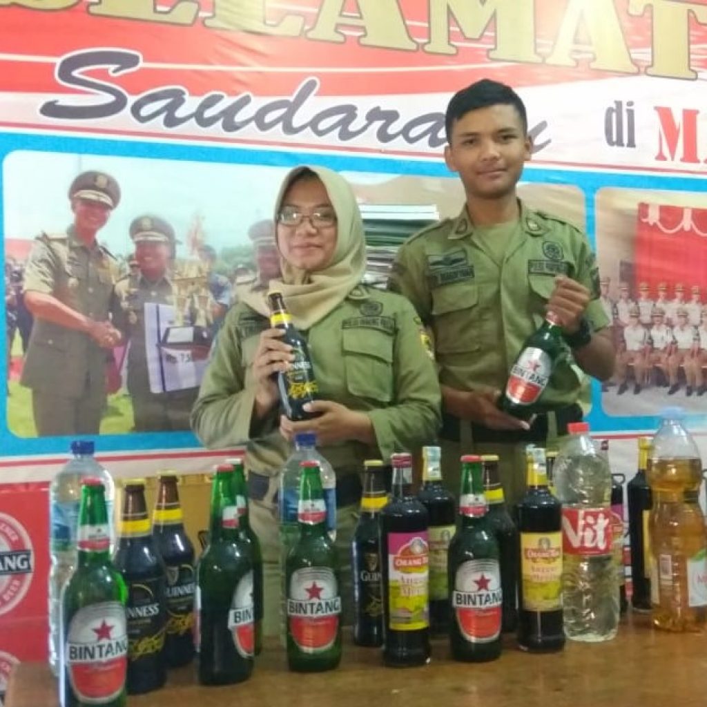 Ratusan Botol Miras Disita Satpol PP Dari Warung-Warung Kelontong
