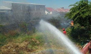 Lahan Kosong Terbakar, Warga Panik, Takut Merembet ke Perumahan