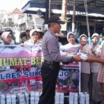 Jumat Berkah, Polres Bagi Makanan Gratis Untuk Warga Kurang Mampu