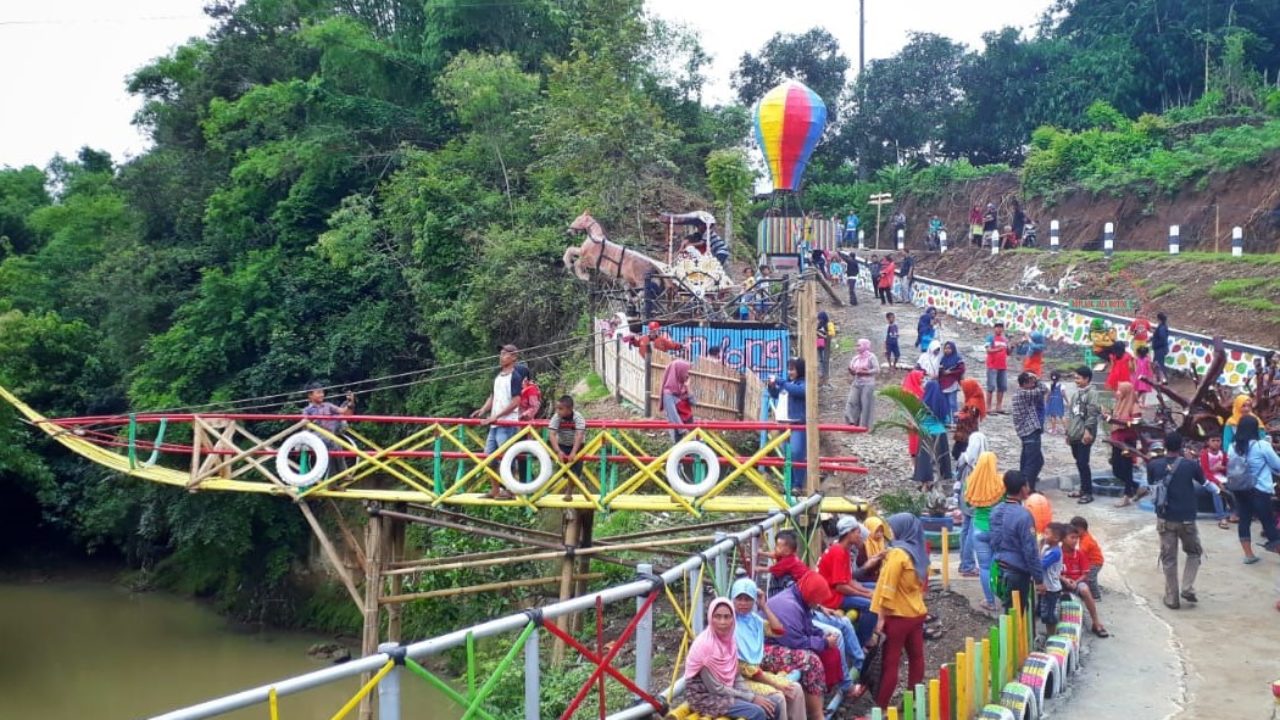 Biar Tambah Penasaran Ini Foto Foto Jembatan Pelangi