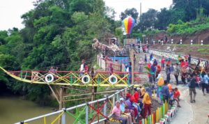 Biar Tambah Penasaran, Ini Foto-Foto Jembatan Pelangi Menjing Desa Kayuapak