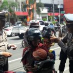 Aksi Simpatik, Satlantas Bagi-Bagi Helm Untuk Pengendara Sepeda Motor