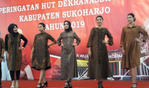 Fashion Show Produk Batik Lokal Warnai HUT Dekranasda Sukoharjo