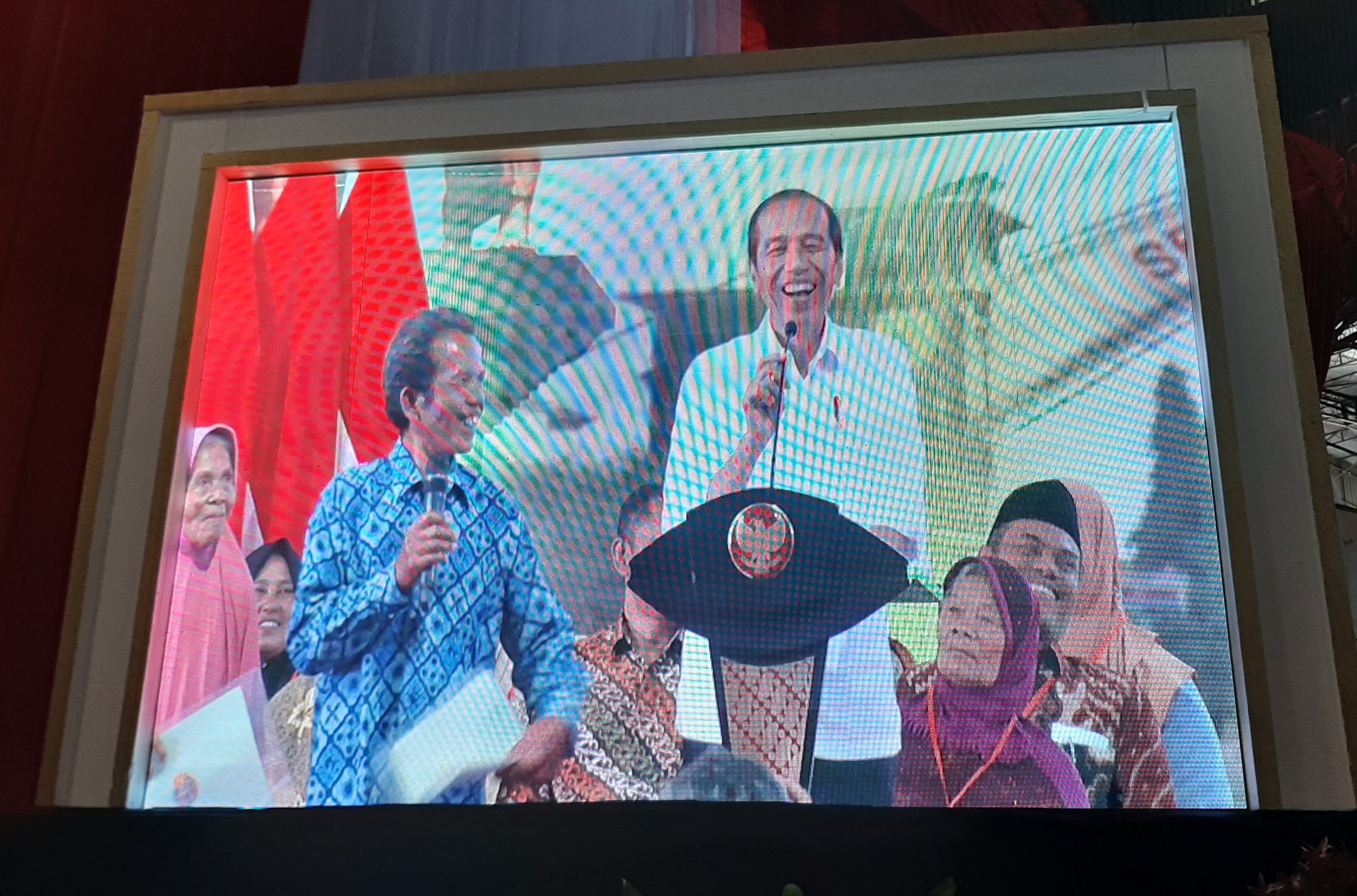 Tidak Hafal, Warga Dibimbing Jokowi Lafalkan Pancasila, Setelah Itu Dapat Sepeda