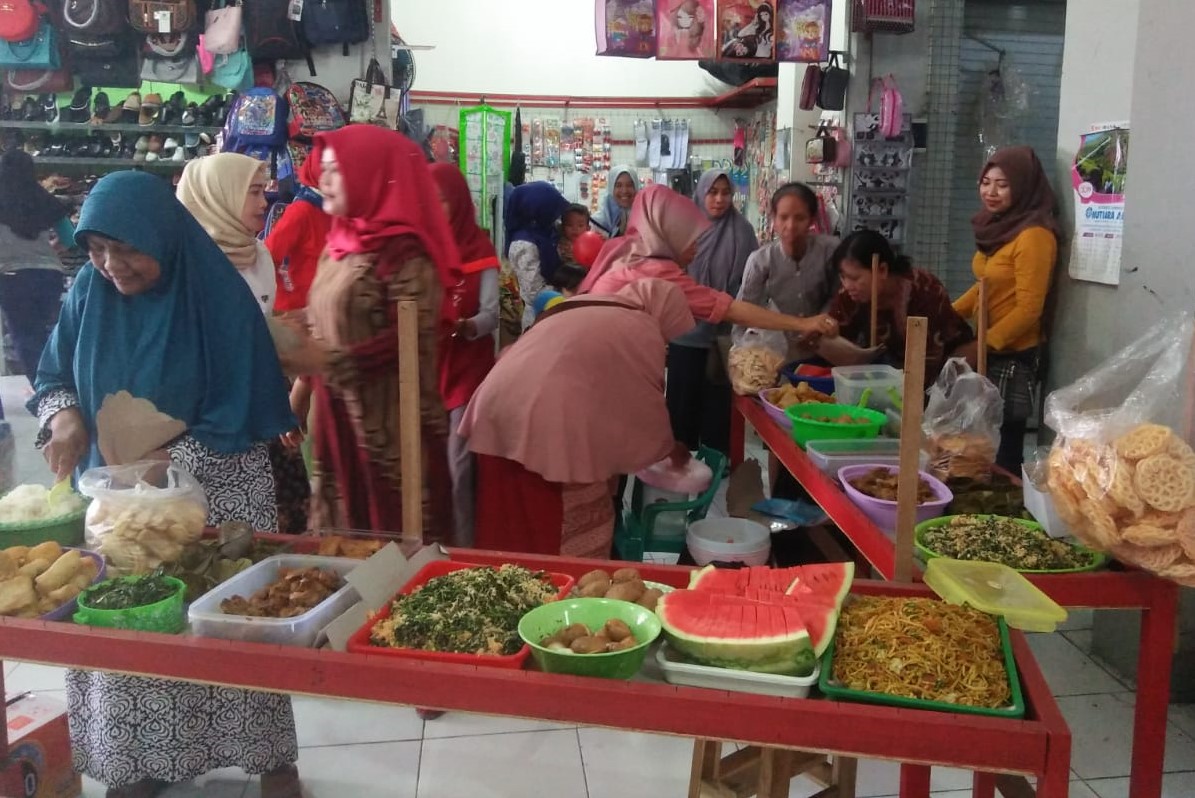 Jumat Berkah, Pedagang Pasar Ir Soekarno Sediakan Makan Untuk Warga Sekitar Pasar