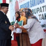 3.507 Kartu Indonesia Sehat 12 Kecamatan Diserahkan Bupati Secara Bertahap