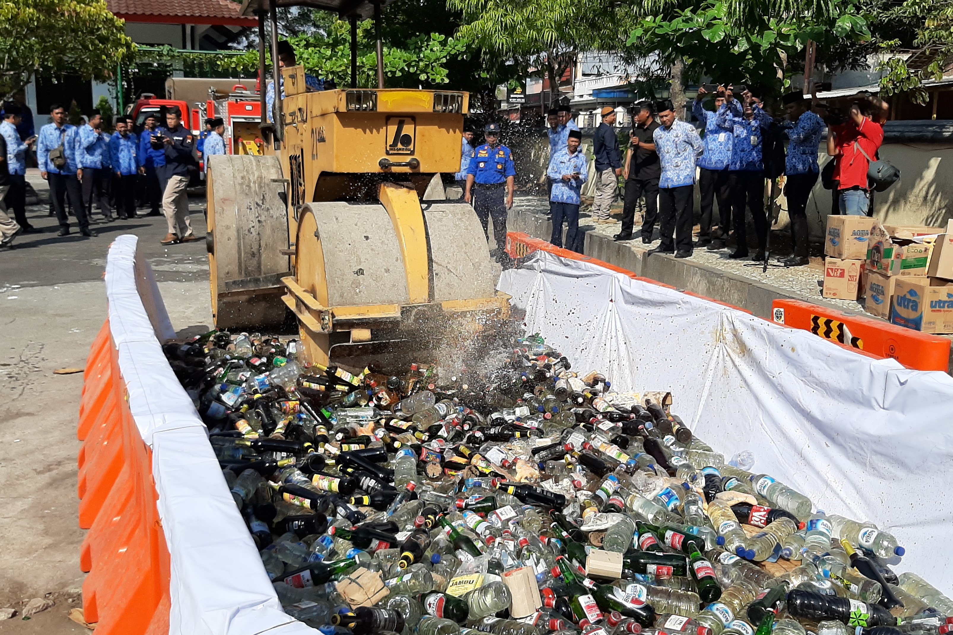 Satpol PP Musnahkan 670 Botol Miras dan 403 Bungkus Rokok Ilegal