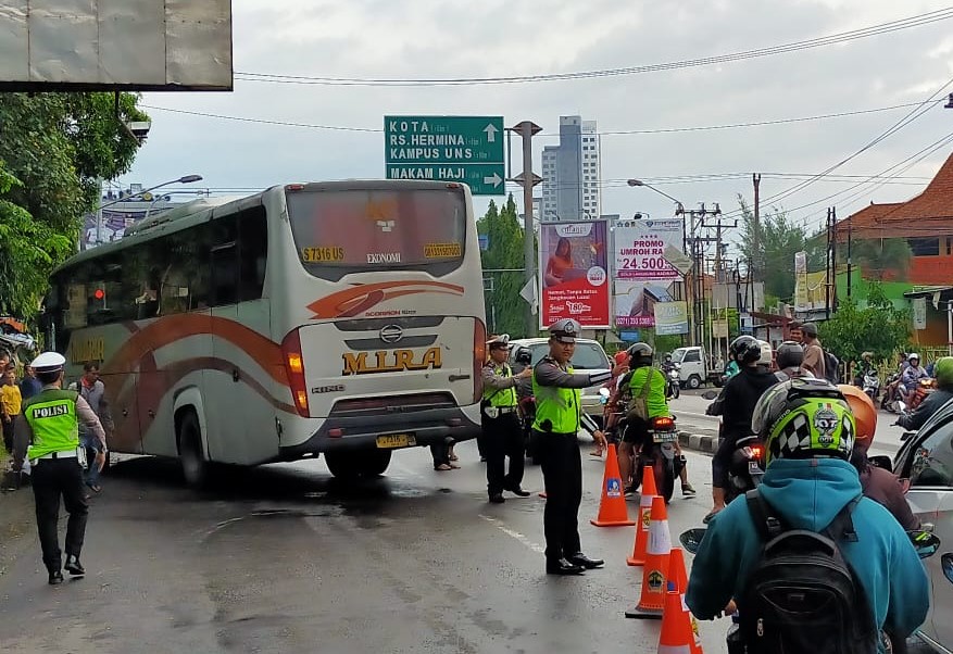 Rem Tiba-Tiba Blong, Bus Mira Tabrak Kios Potong Rambut di Mendungan