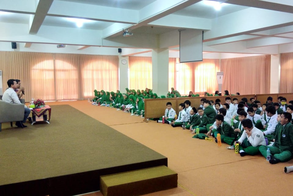 Jeda PTS 2, Murid SMP Islam Al Azhar Diberi Pelatihan Public Speaking