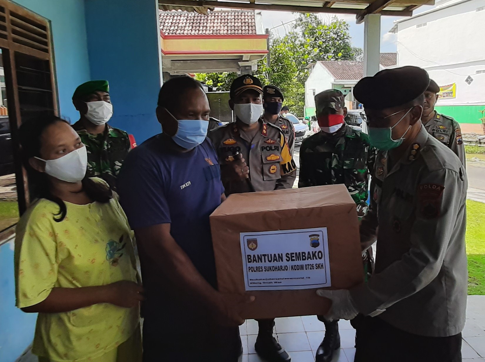 Polda Bersama Polres Bagikan Sembako Untuk Korban PHK Dampak Virus Corona