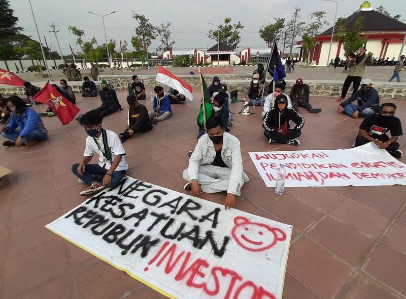 Puluhan Mahasiswa Demo di DPRD Tolak RUU Cipta Kerja