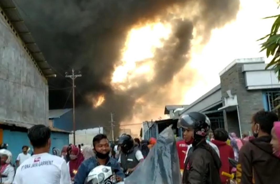 Pabrik Busa PT Sari Guna di Telukan Terbakar Hebat, Saat ini Masih Proses Pemadaman
