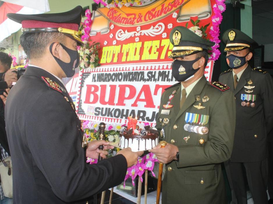 Datangi Kodim, Kapolres Ucapkan Selamat Ulang Tahun TNI
