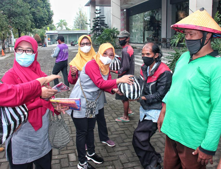 Pandemi Masih Melanda, Pikad Turun ke Jalan Bagikan Sembako dan Masker Pada Masyarakat