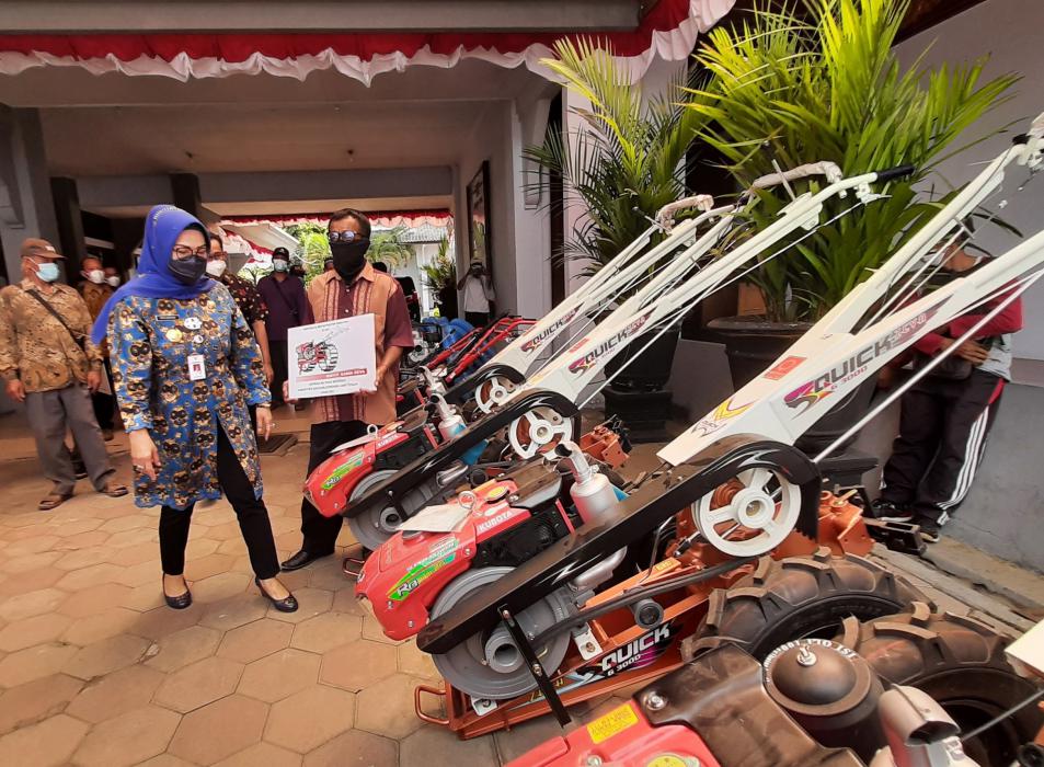 Puan Maharani Bantu Sukoharjo 42 Unit Alat Mesin Pertanian
