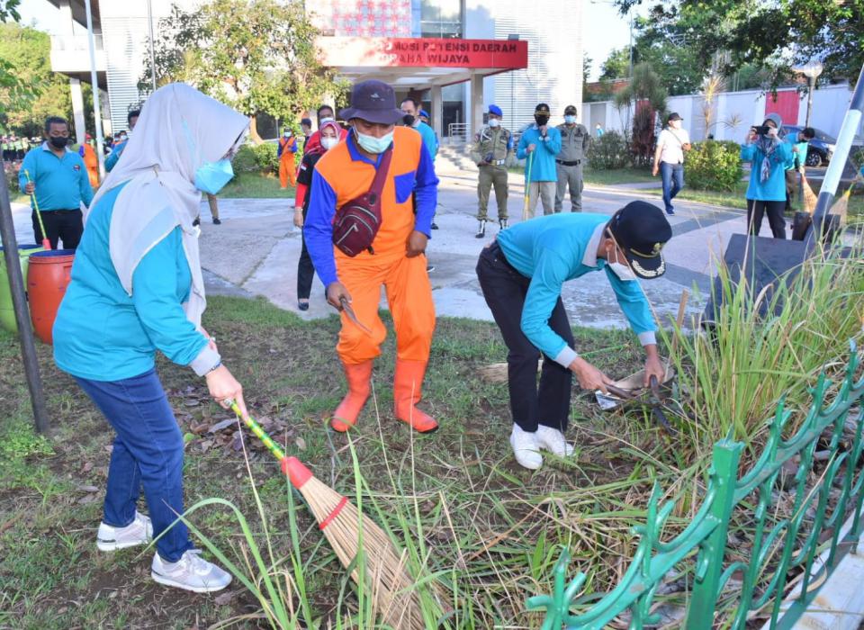 Sambut “World Cleanup Day”, Bupati Bersama Wakil Bupati Bersih-Bersih Lingkungan GP3D