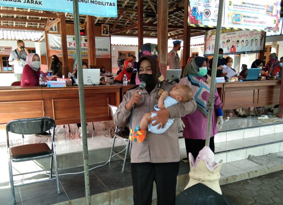 Polwan Polres Sukoharjo Ini Patut Diacungi Jempol, Bertugas Sembari “Momong” Anak Peserta Vaksinasi