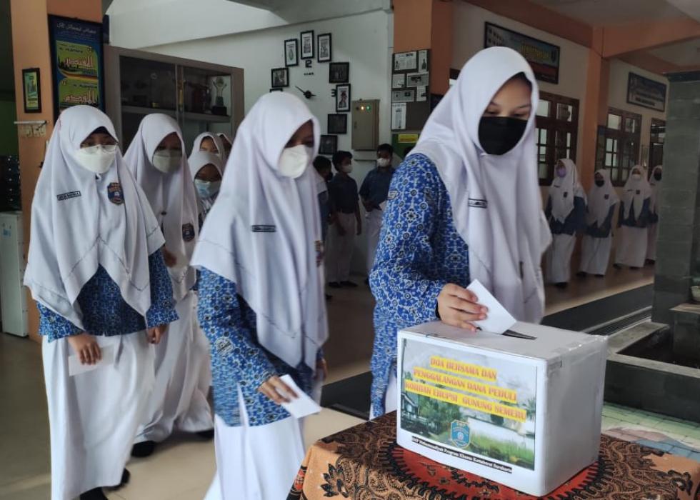 Bangun Karakter Kepedulian Siswa, SMP Muhammadiyah PK Galang Dana Untuk Korban Erupsi Gunung Semeru