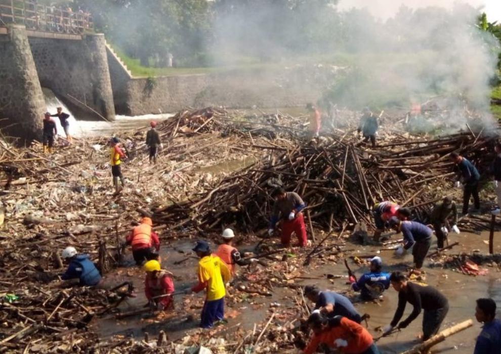 Antisipasi Banjir, Warga dan Relawan Bersihkan Dam dan Jembatan Desa Luwang