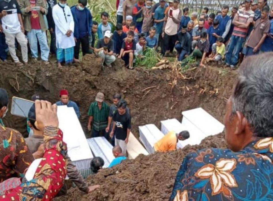 Enam Korban Laka Bus di Bukit Bego Dari Desa Mranggen, Polokarto Dimakamkan Satu Liang