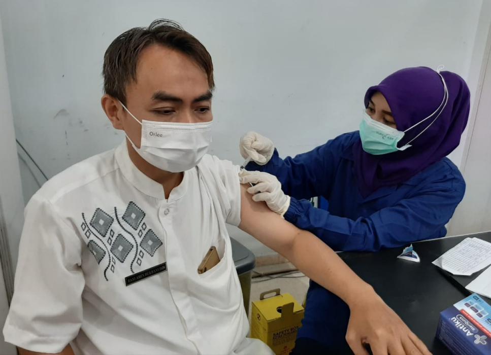 Guru dan Karyawan SMP Muhammadiyah PK Solo Ikuti Vaksinasi Booster