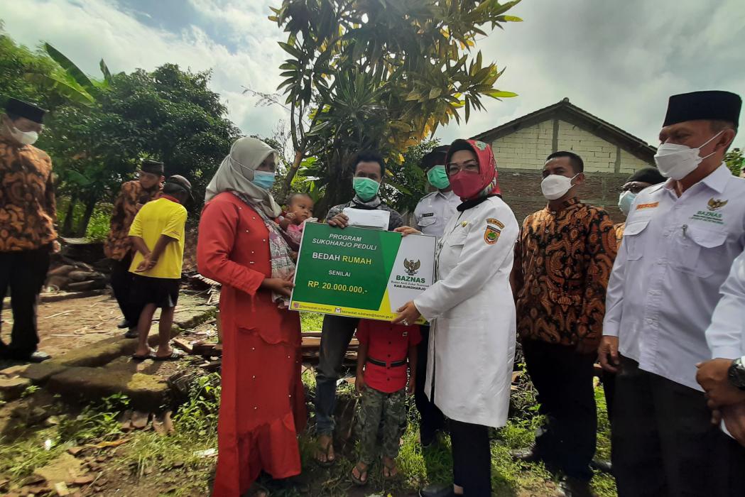 Blusukan ke Kampung-Kampung, Bupati Sukoharjo Serahkan Bantuan Rehab Rumah