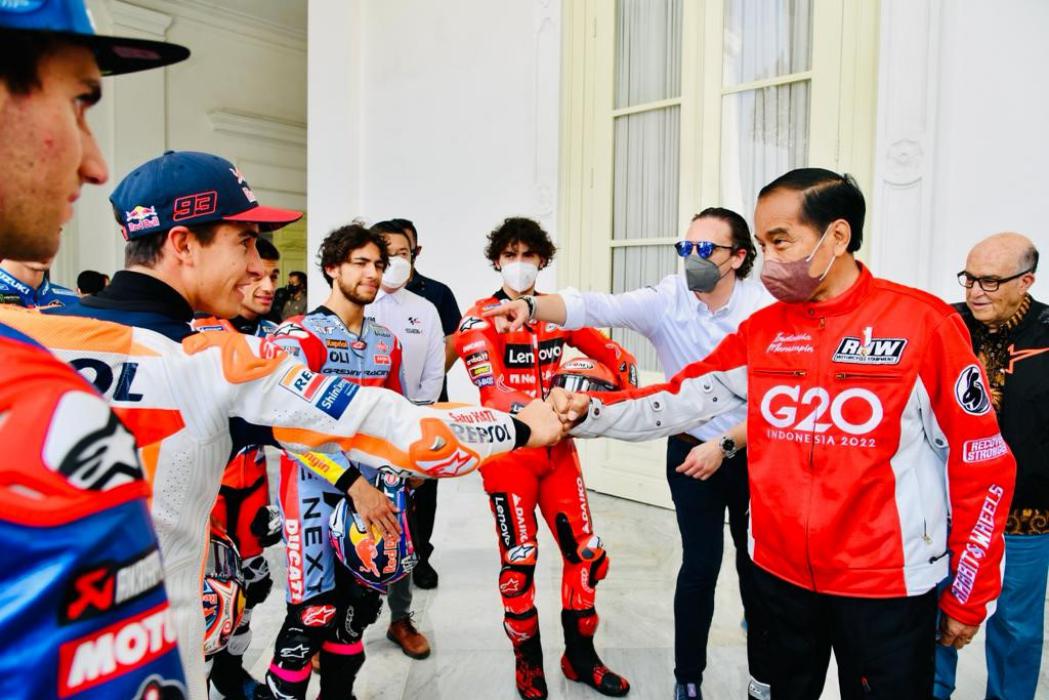 Terima Kunjungan Pembalap MotoGP, Presiden Jokowi Tunjukkan Motornya
