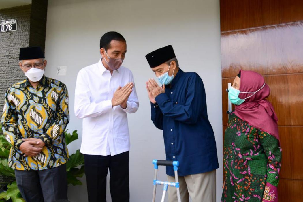 Jokowi Sempatkan Diri Jenguk Mantan Ketua PP Muhammadiyah Buya Syafii di Sleman