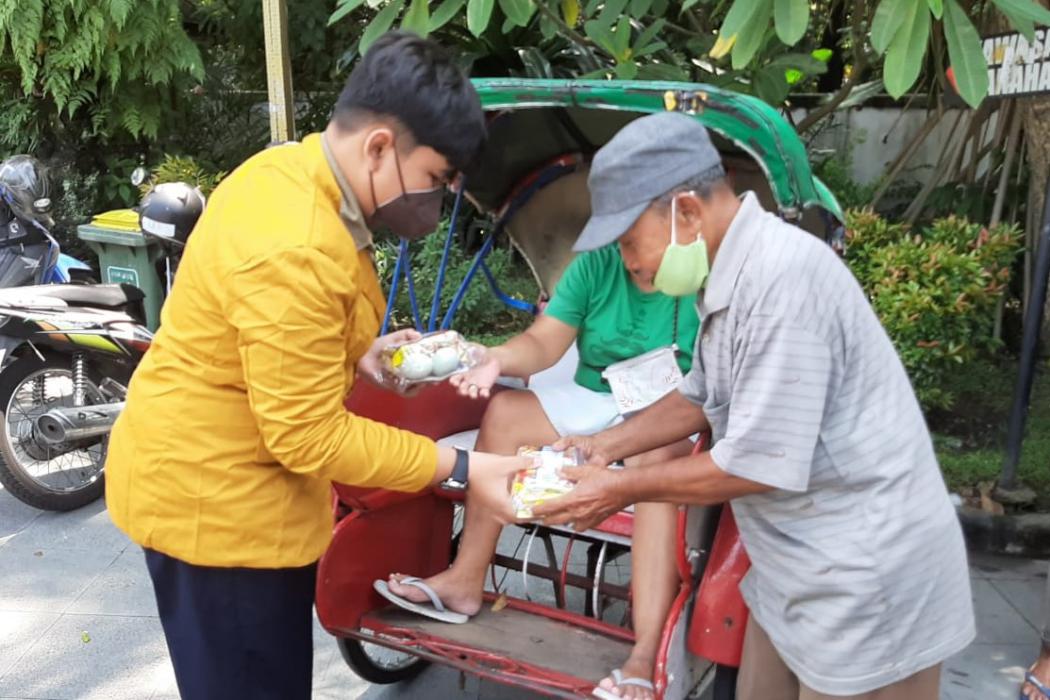 Sambut Ramadhan 1443 H, Siswa SMP Muhammadiyah PK Solo Bagikan Paket Sahur