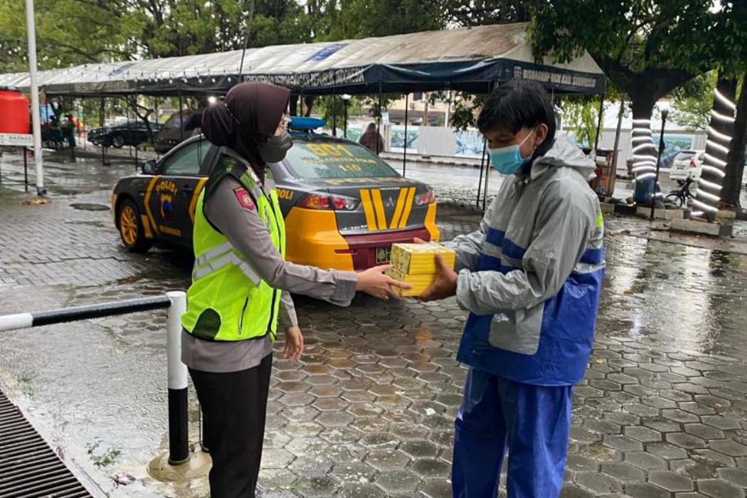 Polwan Polres Sukoharjo Turun ke Jalan Bagikan Takjil untuk Masyarakat