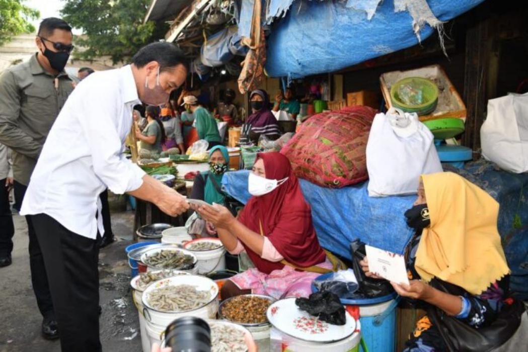Bagi-bagi Bansos untuk Pedagang Pasar Harjamukti Cirebon, Jokowi: Jangan untuk Beli HP